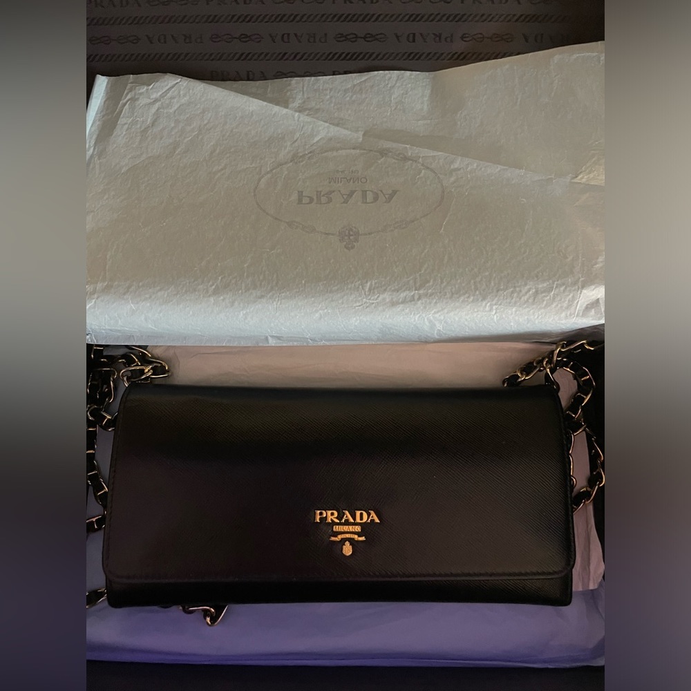 Saffiano Metal Oro Chain Wallet Black